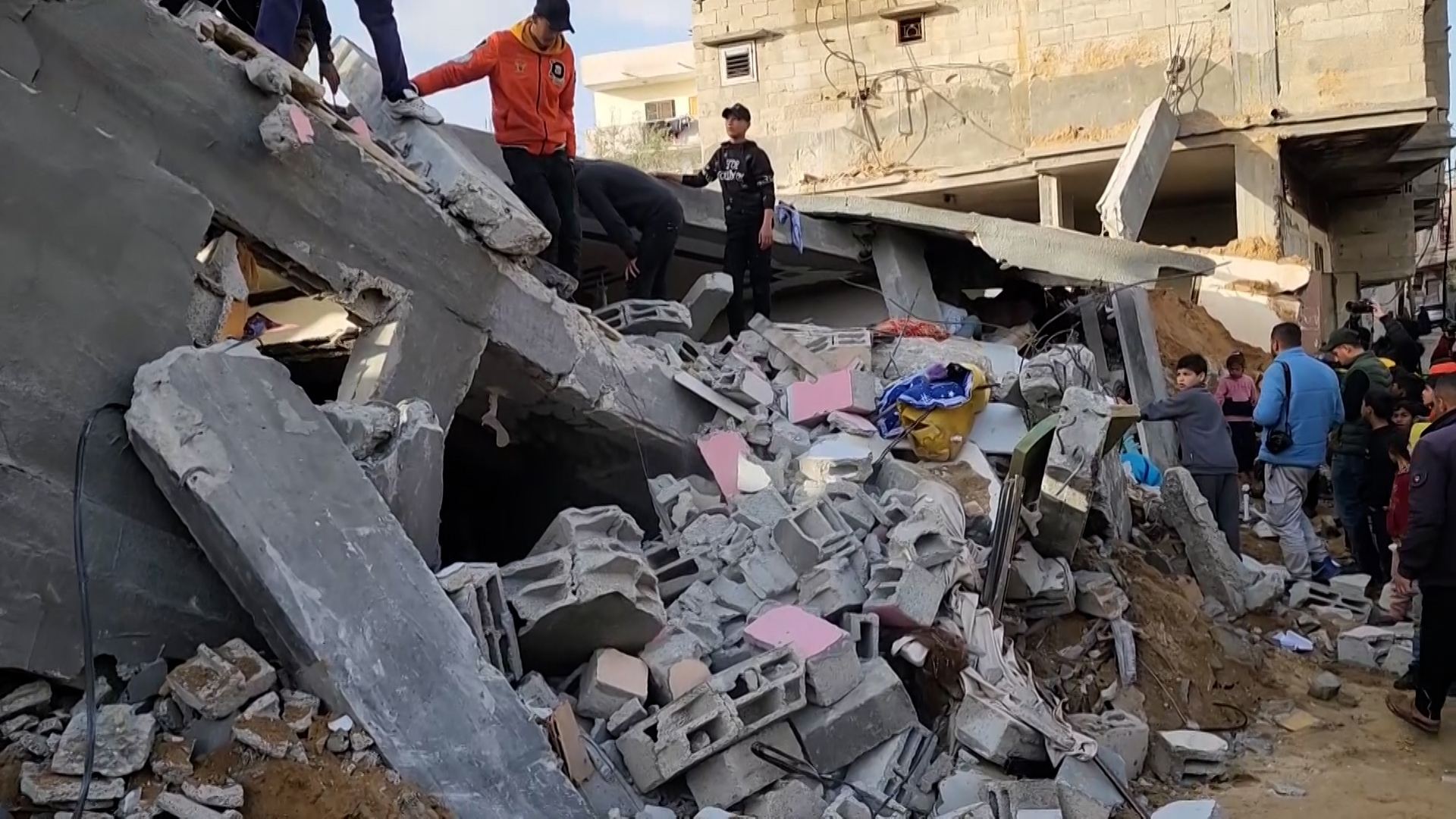سقوط شهداء وجرحى في قصف إسرائيلي لمنزل برفح | التقارير الإخبارية – البوكس نيوز