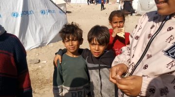 شاهد.. أطفال غزة بين ناري المرض والجوع | سياسة – البوكس نيوز