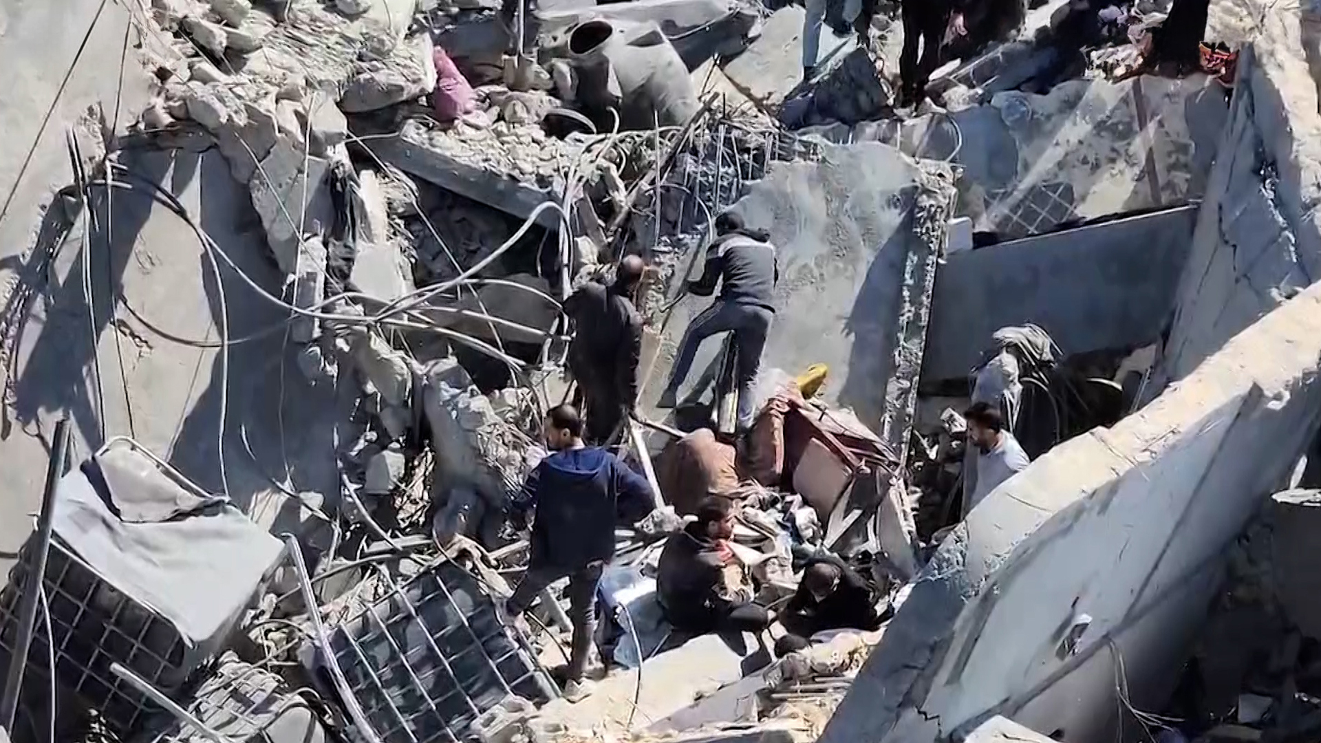 الاحتلال يقصف بناية من 5 طوابق في مخيم النصيرات | البرامج – البوكس نيوز