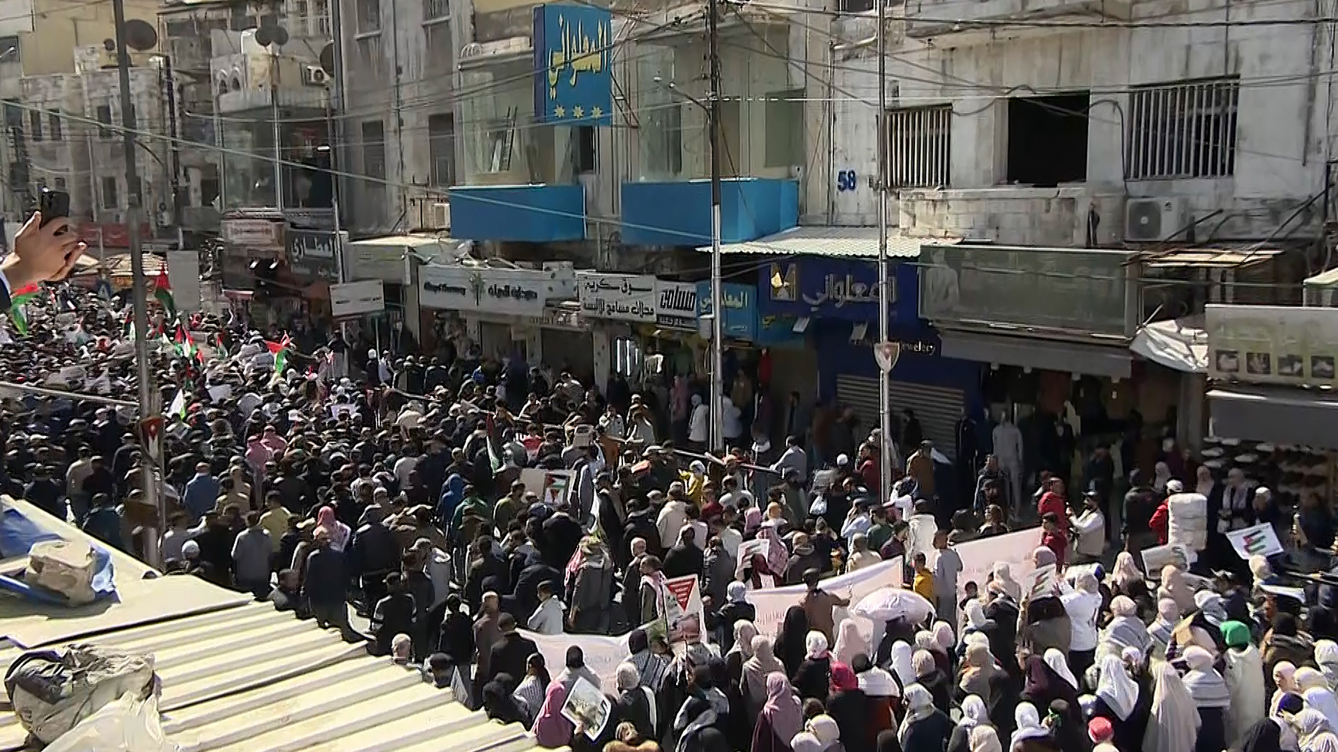 مظاهرات حاشدة بالأردن تندد بالحرب على غزة وتطالب بفتح المعابر | أخبار البرامج – البوكس نيوز
