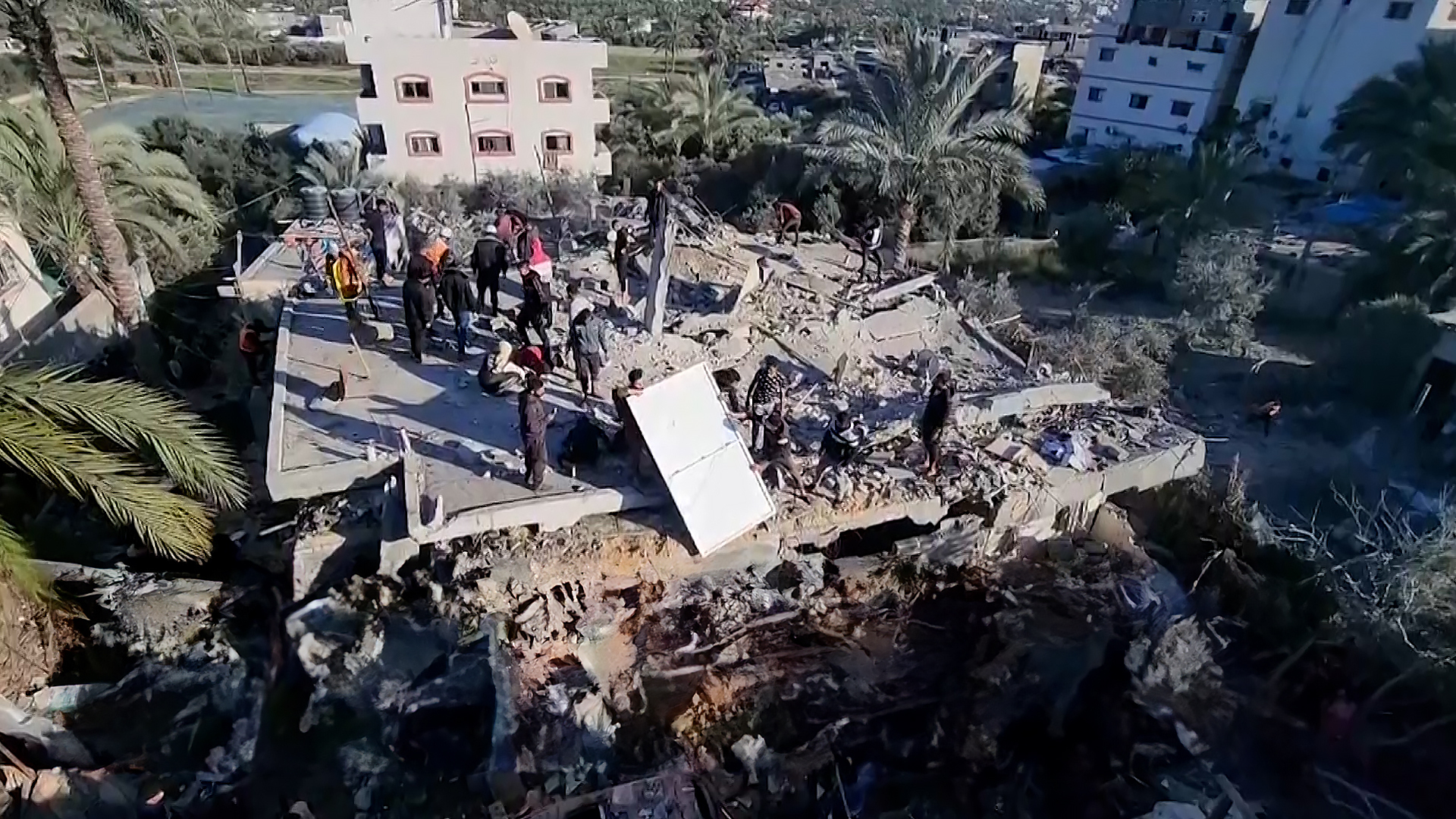 شهداء وجرحى ودمار في قصف إسرائيلي لمنزل بمنطقة الزوايدة وسط غزة | التقارير الإخبارية – البوكس نيوز