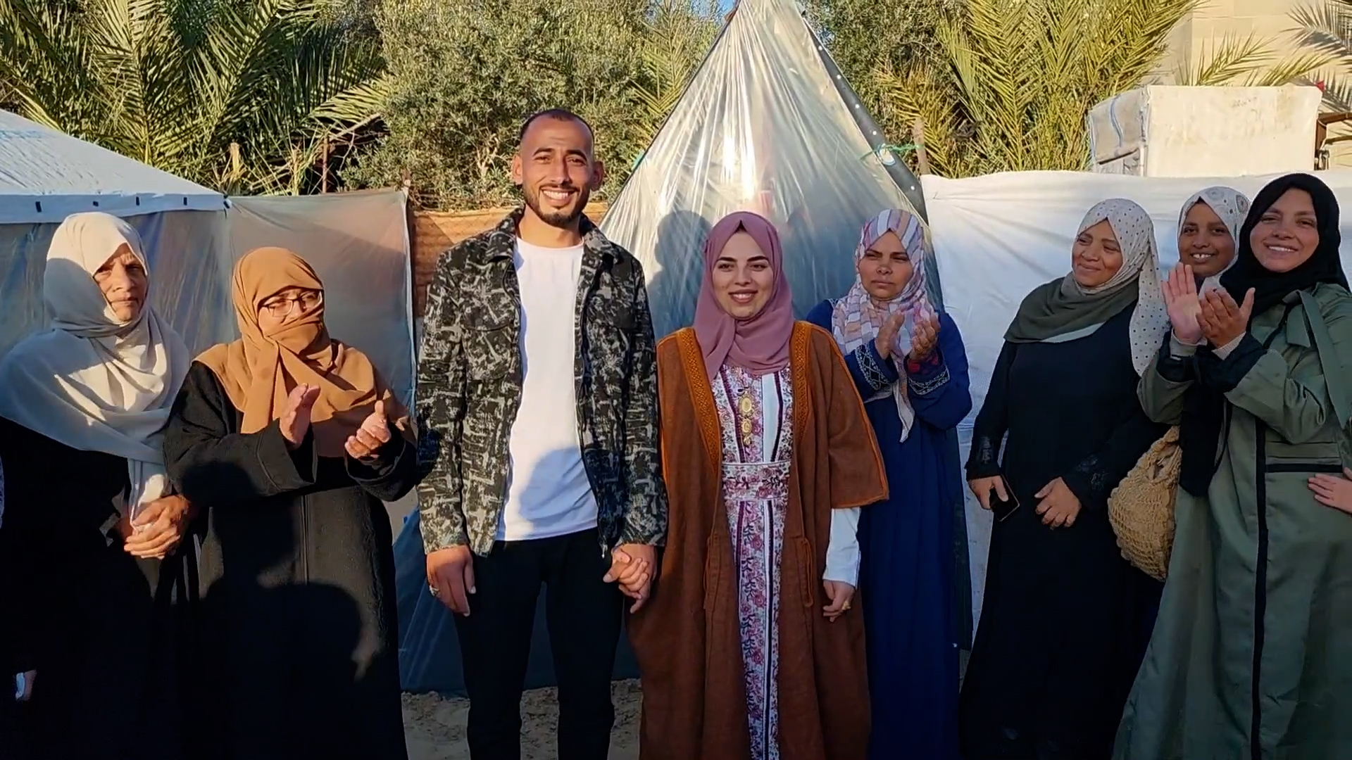 تحديا ظروف الحرب المأساوية.. فلسطينيان يحتفلان بزفافهما في خيمة برفح | أخبار – البوكس نيوز