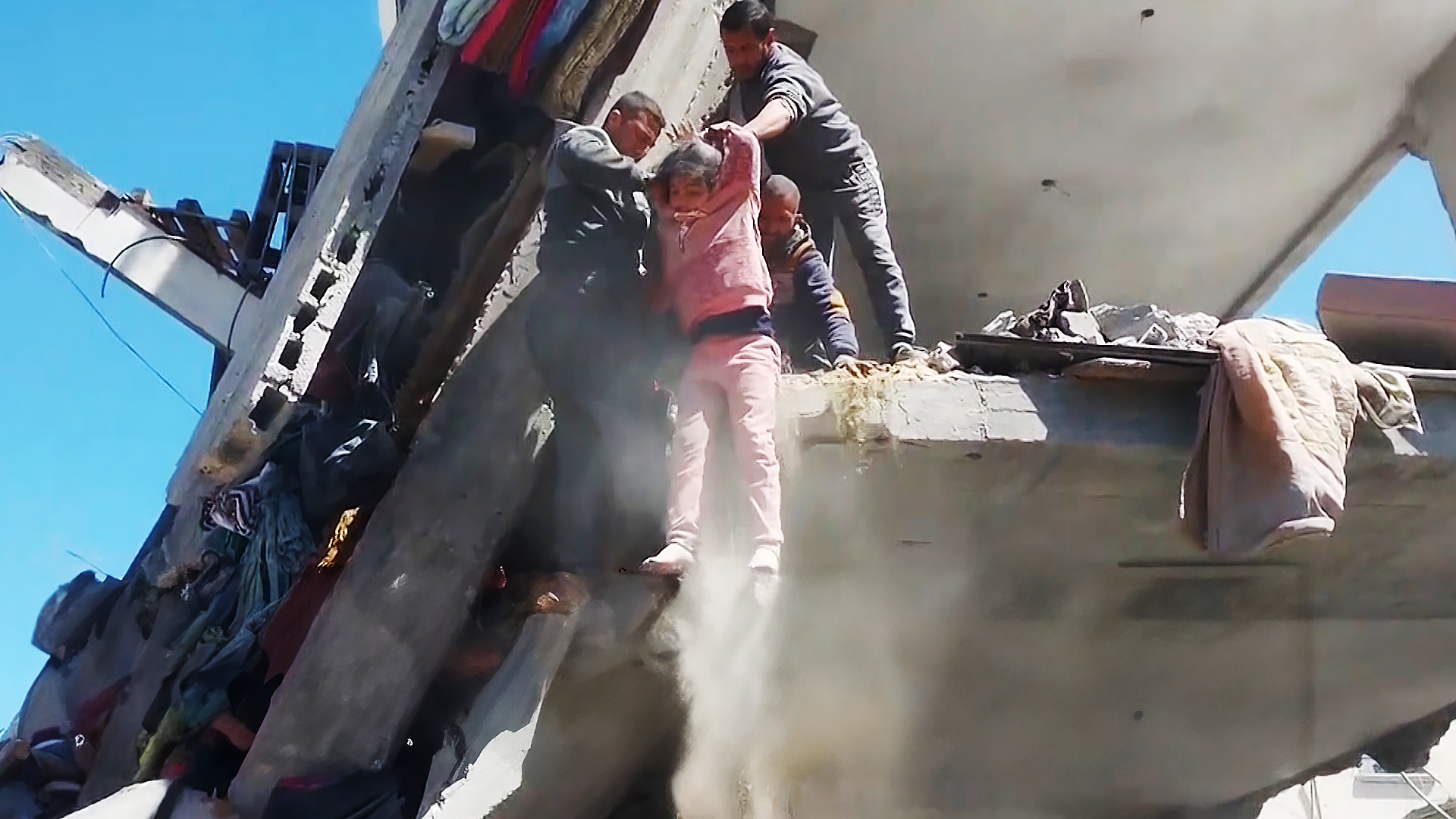 انتشال ضحايا من تحت أنقاض منزل قصفه الاحتلال بحي الشيخ رضوان | التقارير الإخبارية – البوكس نيوز