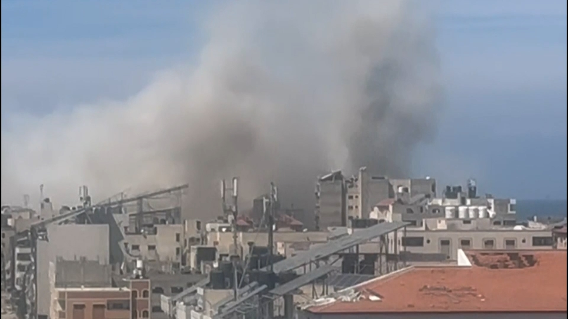 صحفي للجزيرة: القصف الإسرائيلي المتواصل يحتجز 295 فردا بمبنى أممي بغزة | أخبار التقارير الإخبارية – البوكس نيوز
