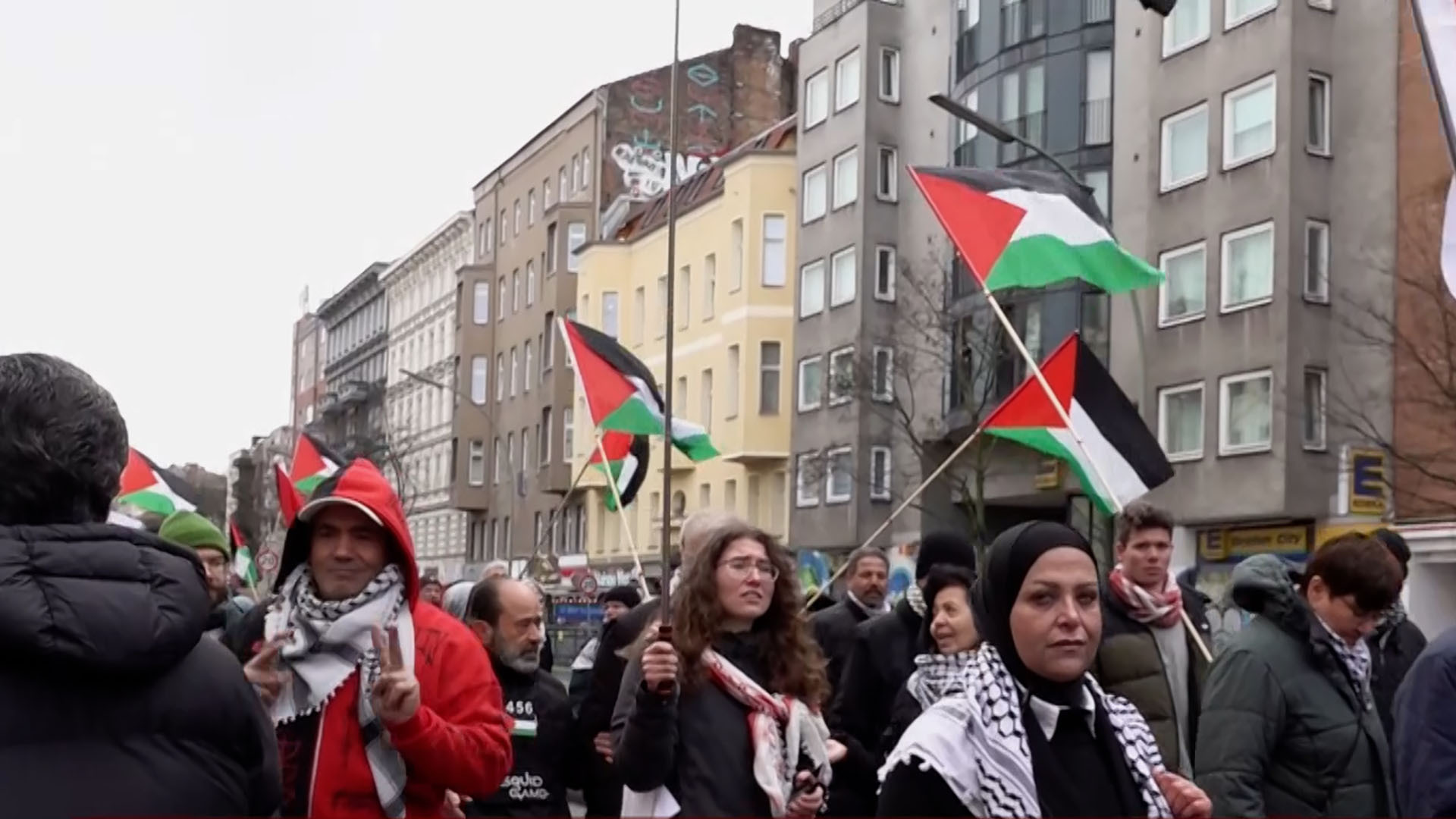 مظاهرة ببرلين تندد بالحرب الإسرائيلية على غزة وتطالب بوقف إطلاق النار | التقارير الإخبارية – البوكس نيوز