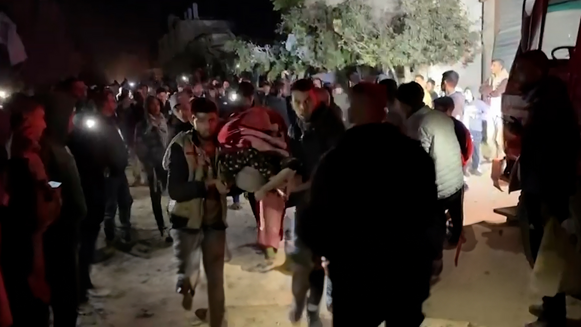 جهود الإسعاف والإنقاذ عقب قصف إسرائيلي استهدف منزلا بدير البلح | التقارير الإخبارية – البوكس نيوز