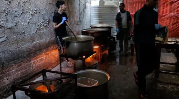 عائلة فلسطينية تنظم إفطارا جماعيا للسكان والنازحين في مخيم رفح | التقارير الإخبارية – البوكس نيوز