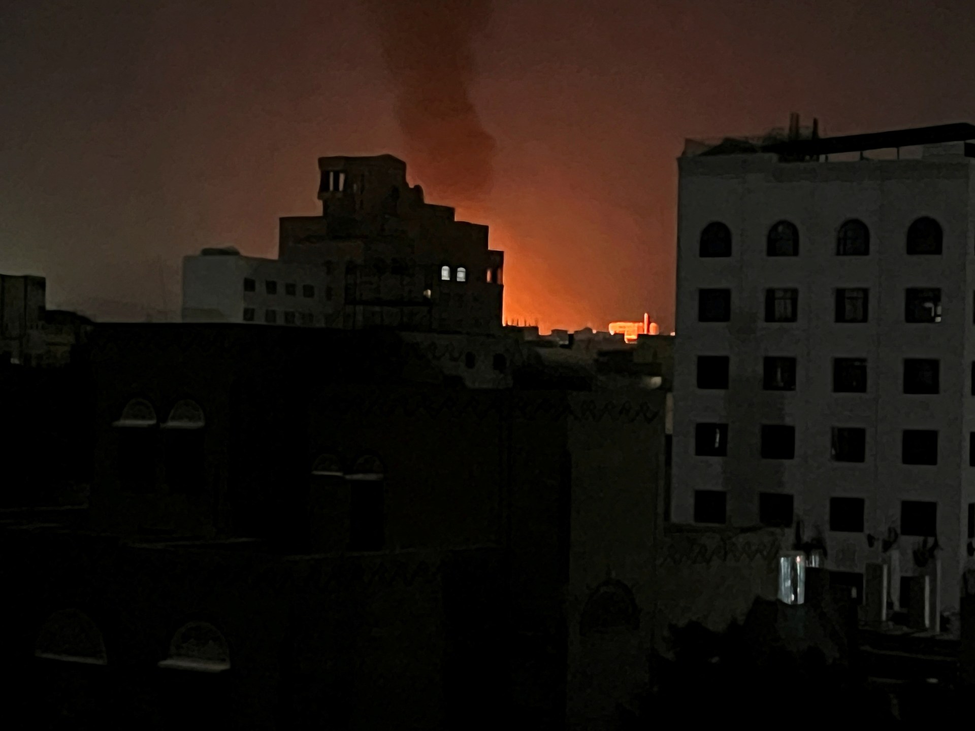 غارات على الحديدة وجماعة الحوثي تعلن مهاجمة مدمرتين أميركيتين | أخبار – البوكس نيوز