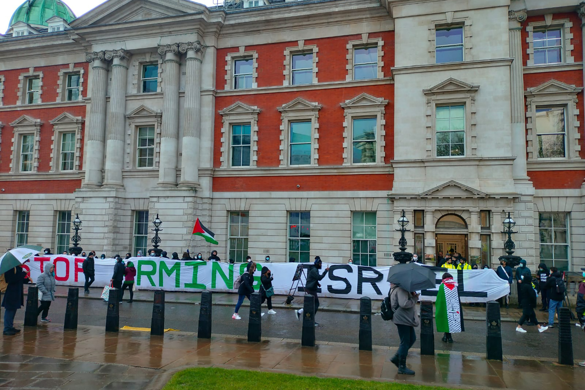 نشطاء يحاصرون وزارة الأعمال البريطانية احتجاجًا على تسليح إسرائيل | سياسة – البوكس نيوز