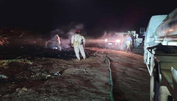 دوريات عسكرية تتدخل لإطفاء حريق نشب في أحد المزارع في غرب مطار الريان
