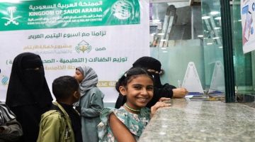 مركز الملك سلمان للإغاثة يسلّم الكفالة المالية لـ 148يتيماً ويتيمة في محافظة عدن