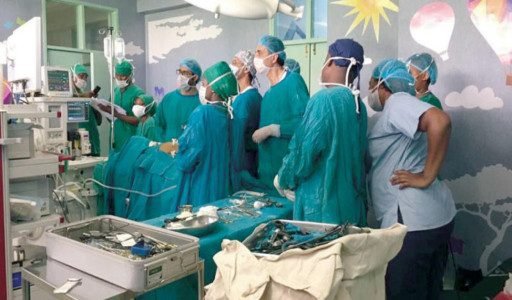 وصول فريق جراحي سعودي لإقامة مخيم في مستشفى عدن العام