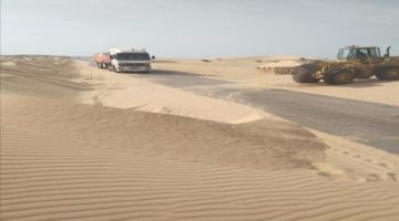 استمرار أعمال إزالة الرمال من منطقة النشيمة برضوم