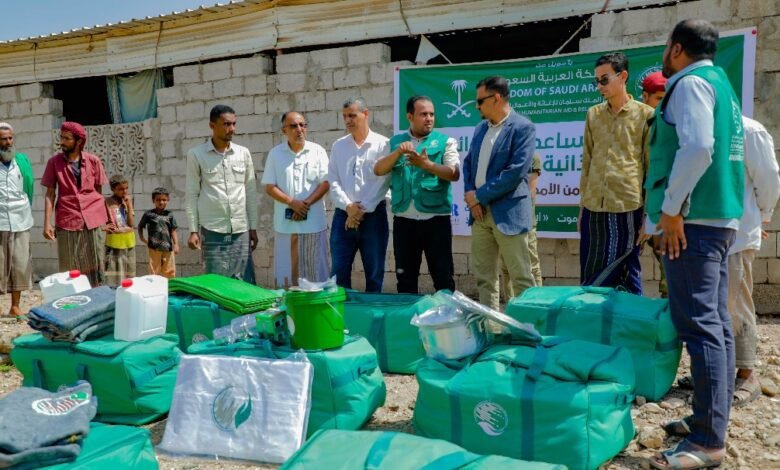 مركز الملك سلمان للإغاثة يوزع مساعدات إيوائية عاجلة للمتضررين من السيول بمنطقة غيل الحالكة بحضرموت