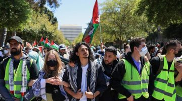 جامعة كولومبيا تهدد بفصل طلاب تظاهروا تأييداً للفلسطينيين