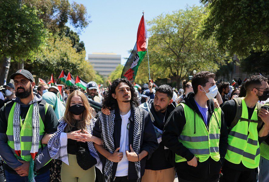جامعة كولومبيا تهدد بفصل طلاب تظاهروا تأييداً للفلسطينيين