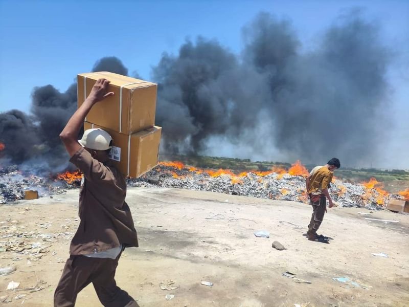 النيابة العامة في العاصمة عدن تتلف شحنة حاويات أدوية لمخالفتها معايير الاستيراد والتخزين