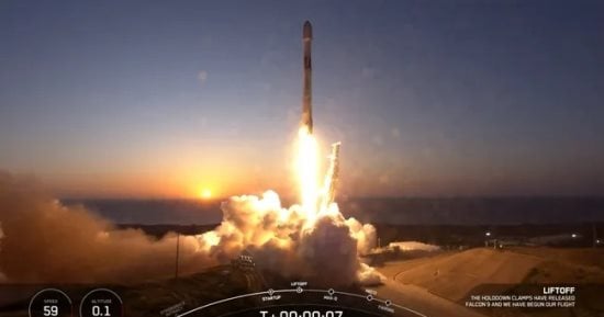 تكنولوجيا  – SpaceX تطلق 21 قمرًا صناعيًا للإنترنت إلى المدار.. صور