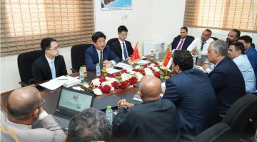 القائم بأعمال السفارة الصينية يزور صندوق صيانة الطرق في العاصمة عدن