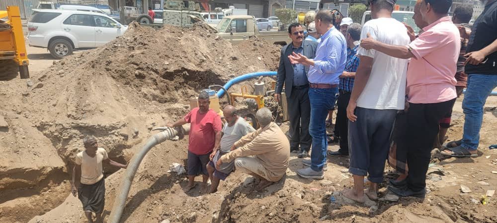 “الداؤودي” و”باخبيره” يتفقدان إصلاح أنبوب المياه المغذي لمديرية المنصورة