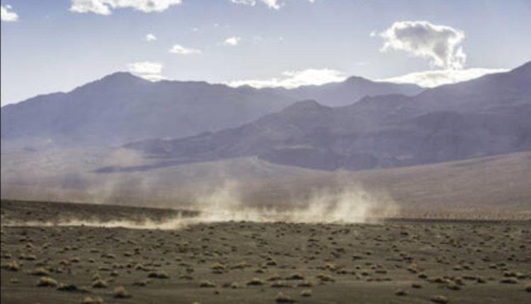 منخفض صحراوي يدفع الحكومة لإعلان عطلة رسمية ليومين