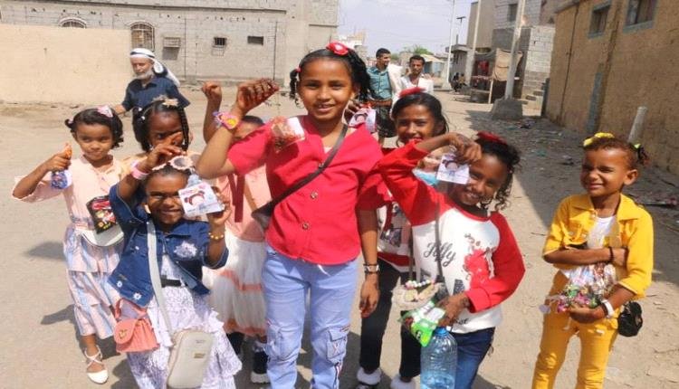 «بسمة العيد» تدخل الفرحة على قلوب الأطفال المحتاجين في عدن (صور)