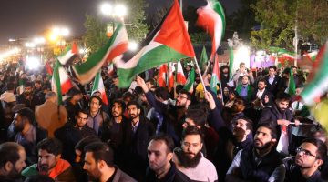 حشود إيرانية تحتفي بالهجوم على إسرائيل | أخبار – البوكس نيوز