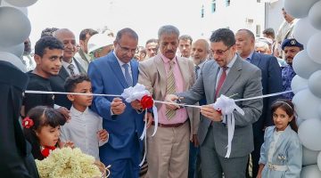 رئيس الوزراء بن مبارك يرافقه وزيري الشؤون الاجتماعية والمياه في زيارة لمحافظة لحج