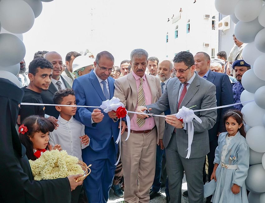 رئيس الوزراء بن مبارك يرافقه وزيري الشؤون الاجتماعية والمياه في زيارة لمحافظة لحج