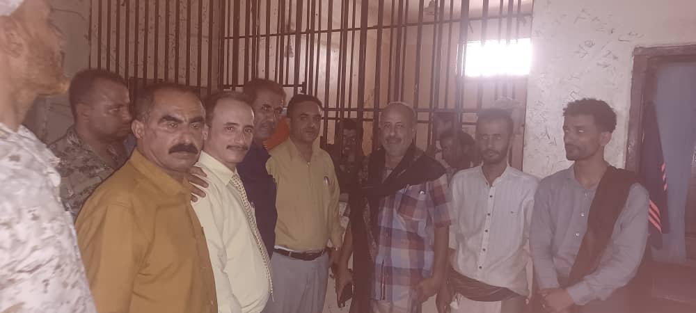 رئيس محكمة الحبيلين الابتدائية ومدير عام ردفان يتفقدان نزلاء سجن شرطة المديرية.