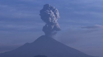 الرماد يهدد سكان إندونيسيا عقب ثوران بركان إيبو