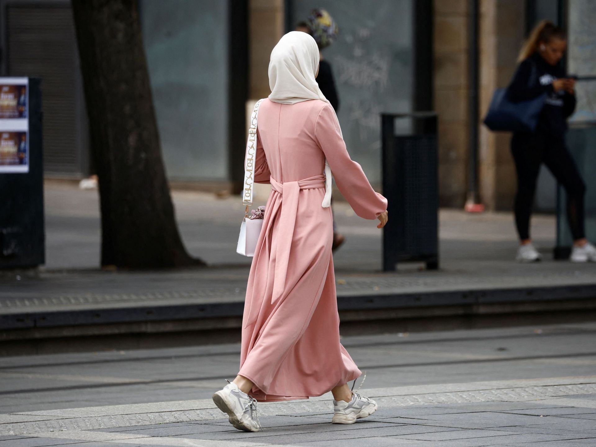 لوموند: المسلمون الفرنسيون وإكراهات الرحيل عن الوطن | سياسة – البوكس نيوز