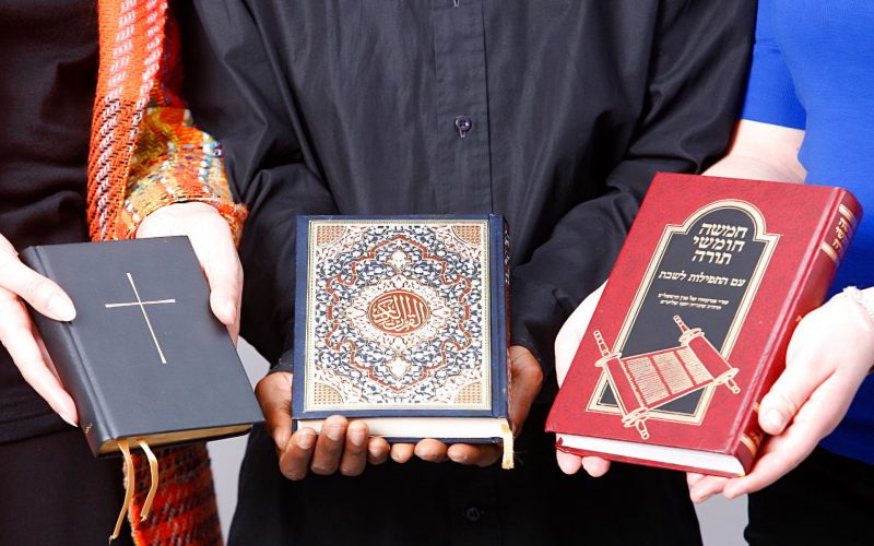 الإِلهُ الأخلاقيّ وقداسة الحياة.. دراسة مقارنة بين القرآن الكريم والكتاب المقدّس | ثقافة – البوكس نيوز