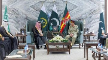 وزير الخارجية السعودي يلتقي رئيس أركان الجيش الباكستاني في إسلام آباد