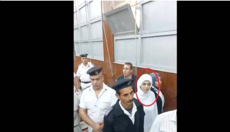 مصرية “تبتسم وتتمايل” بعد الحكم بإعدامها