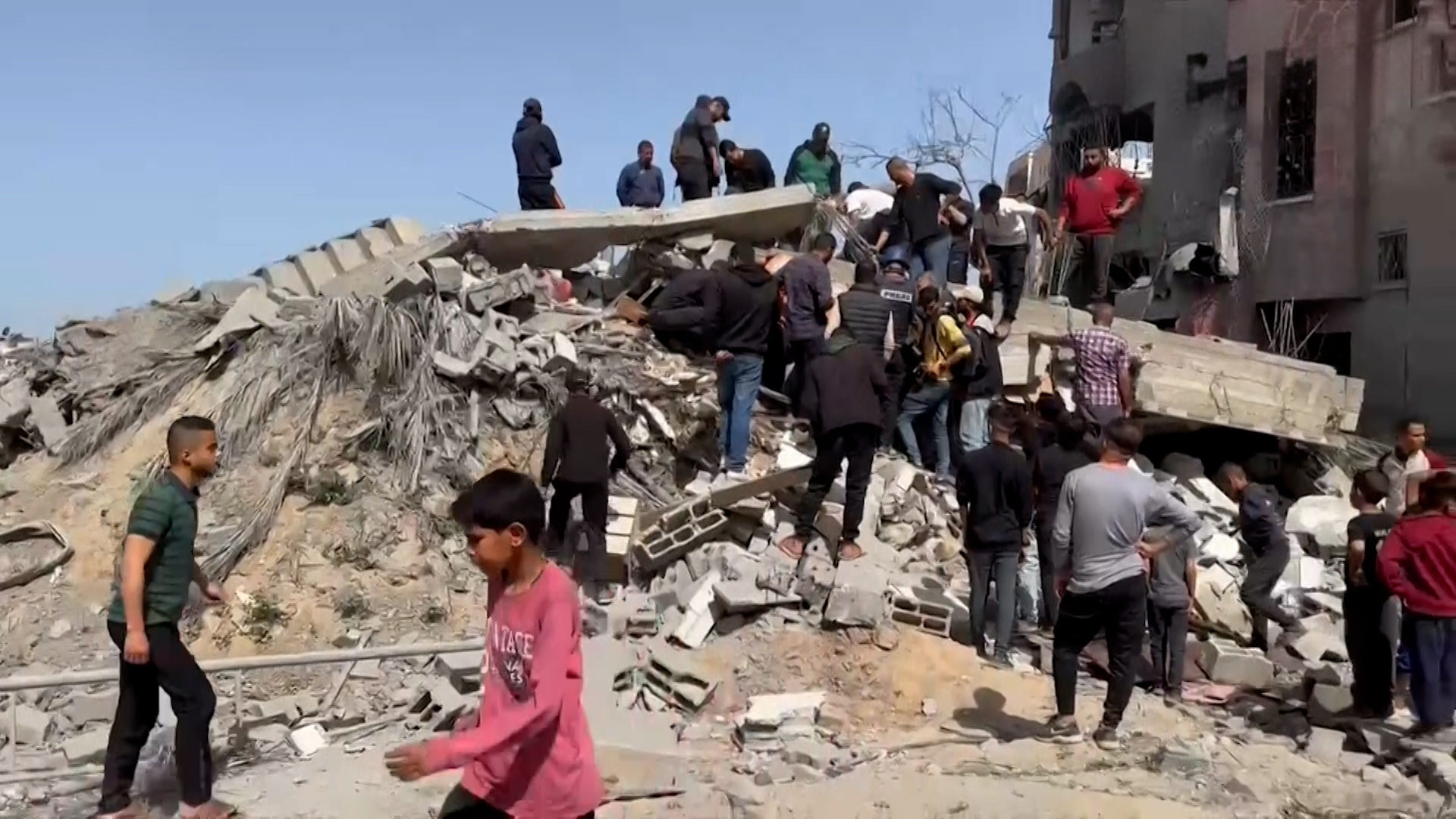 دمار كبير بقصف إسرائيلي استهدف منزل عائلة أبو عون في مخيم المغازي وسط القطاع | التقارير الإخبارية – البوكس نيوز