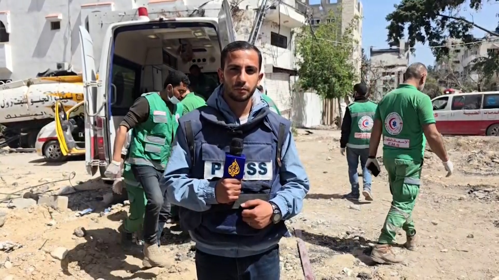 كاميرا البوكس نيوز ترصد جمع جثامين الشهداء من الشوارع المحيطة بمجمع الشفاء الطبي بمدينة غزة | التقارير الإخبارية – البوكس نيوز