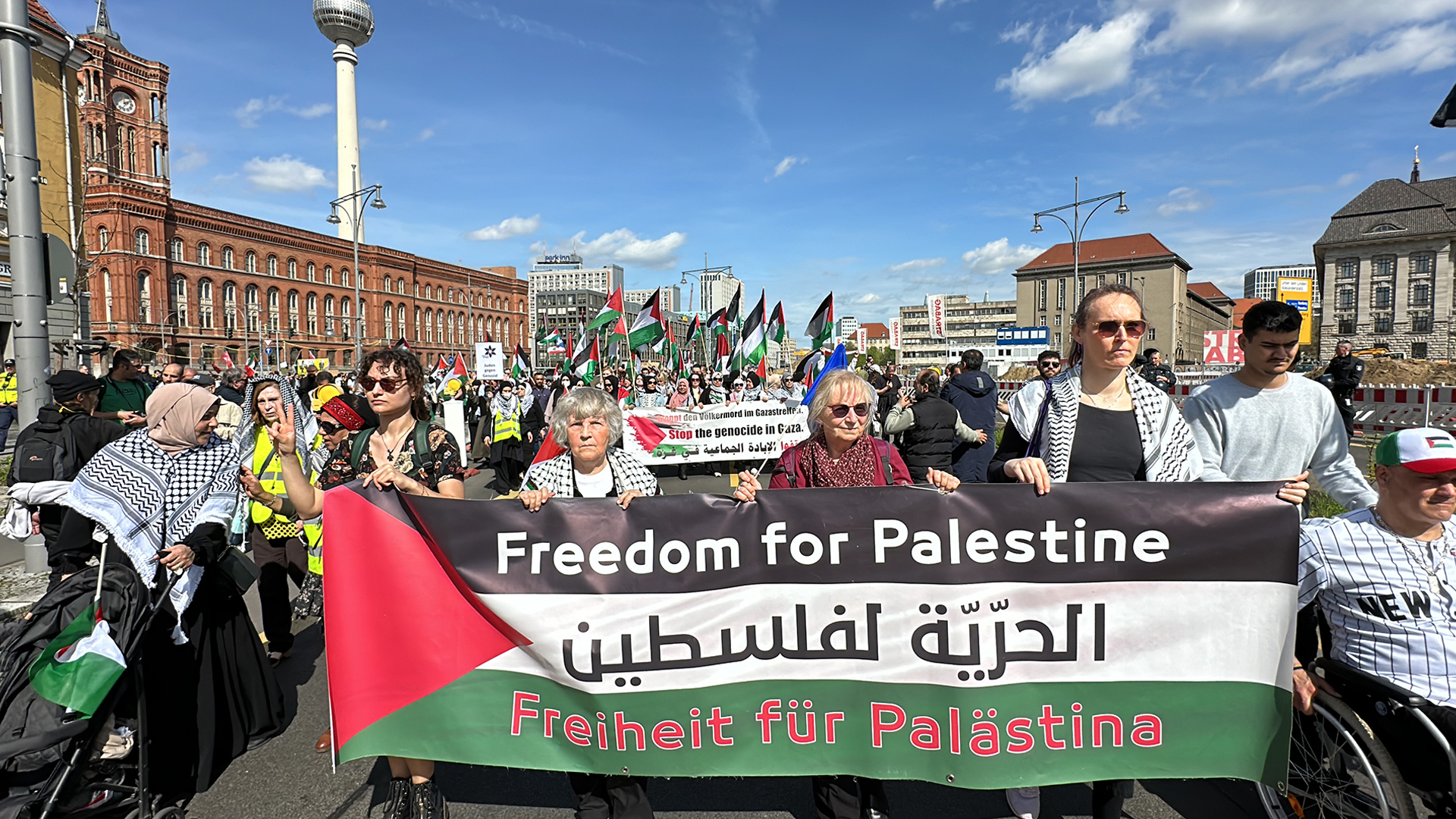 مظاهرة حاشدة ببرلين تطالب بالوقف الفوري لإطلاق النار في غزة وإدخال المساعدات الإنسانية | التقارير الإخبارية – البوكس نيوز