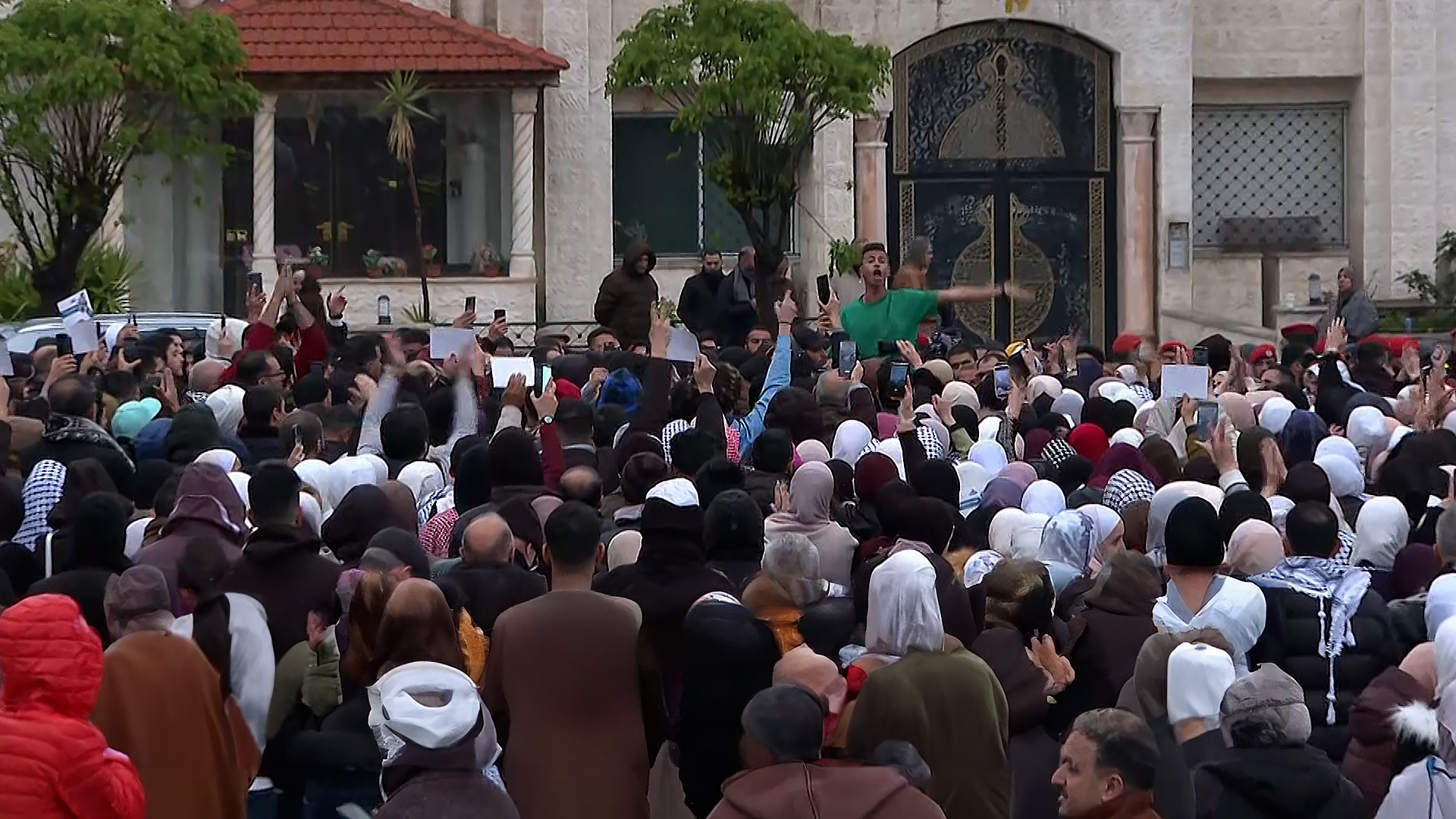 تظاهرة حاشدة بمحيط سفارة إسرائيل في عمّان للتنديد بالحرب على غزة | التقارير الإخبارية – البوكس نيوز