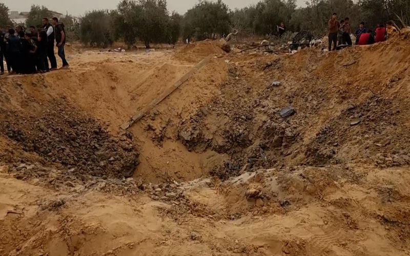 شاهد.. قصف إسرائيلي لغرفة نازحين يترك حفرة بعمق 7 أمتار | التقارير الإخبارية – البوكس نيوز