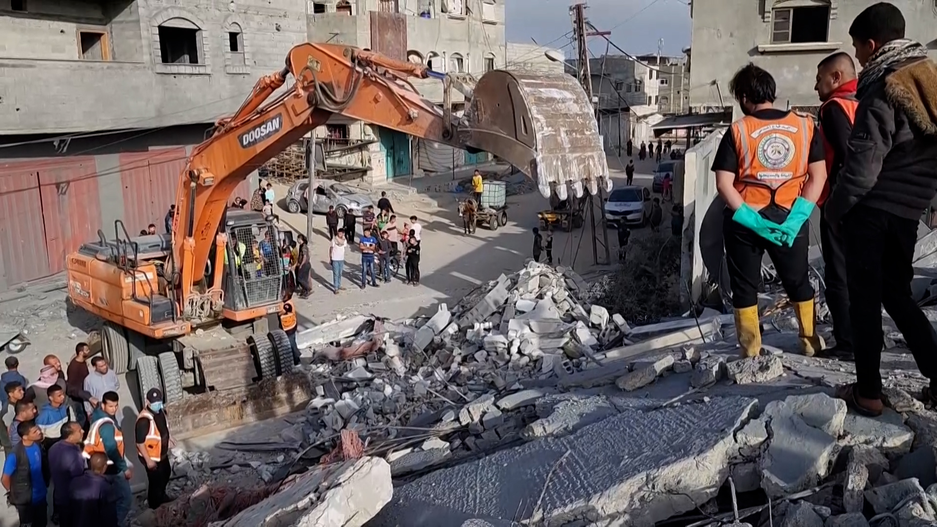 غارات ليلية كثيفة على وسط قطاع غزة واستمرار انتشال جثامين مجمع ناصر | أخبار – البوكس نيوز