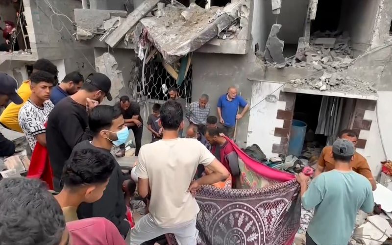شهداء وجرحى ومفقودون في قصف إسرائيلي لمربع سكني بمخيم النصيرات | التقارير الإخبارية – البوكس نيوز