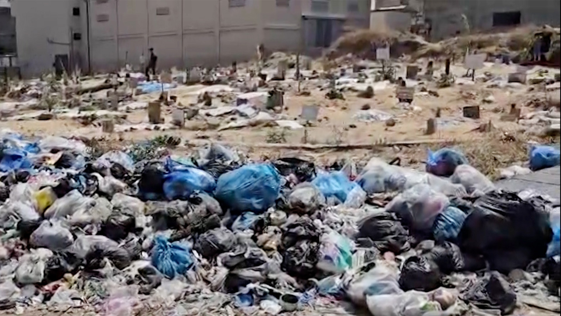 تراكم آلاف الأطنان من النفايات في الشوارع يهدد حياة الغزيين | التقارير الإخبارية – البوكس نيوز