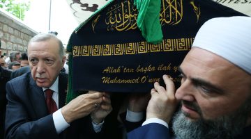 الآلاف يشيعون جنازتي الزنداني وزعيم طائفة إسماعيل آغا في إسطنبول | أخبار – البوكس نيوز