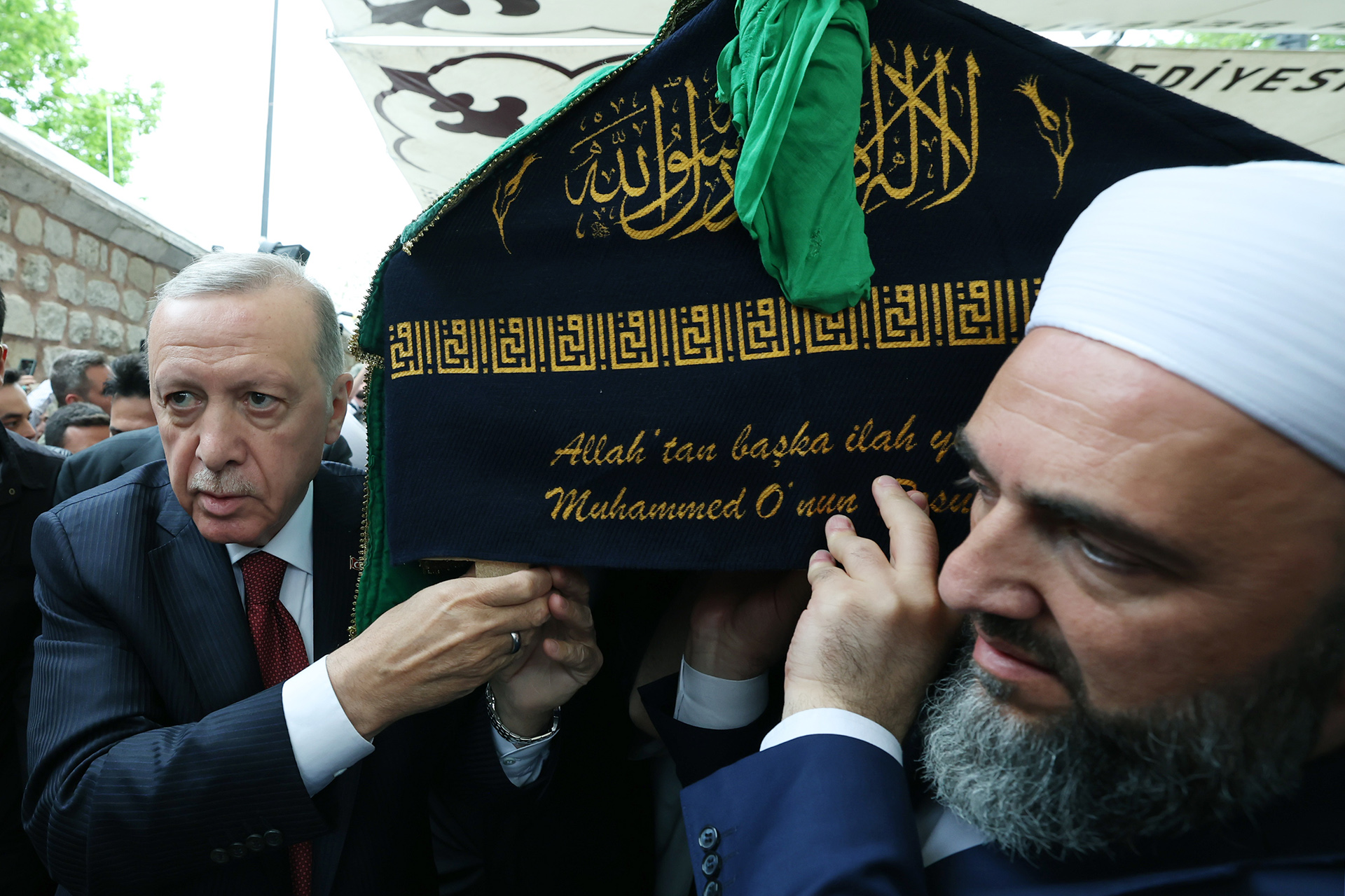 الآلاف يشيعون جنازتي الزنداني وزعيم طائفة إسماعيل آغا في إسطنبول | أخبار – البوكس نيوز