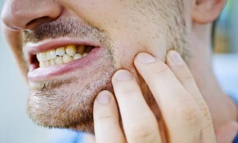 كيف يؤثر التوتر على صحة الأسنان؟