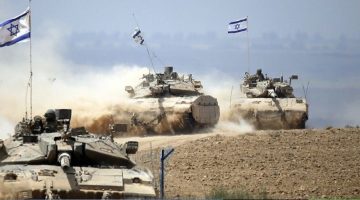 الدبابات الإسرائيلية تطوق نصف رفح و110 آلاف نازح يبحثون عن مأوى