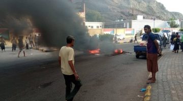 مواطنون غاضبون في عدن يقطعون الطرقات احتجاجا على انعدام الكهرباء
