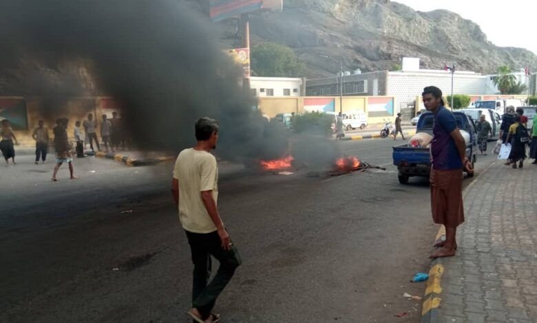 مواطنون غاضبون في عدن يقطعون الطرقات احتجاجا على انعدام الكهرباء