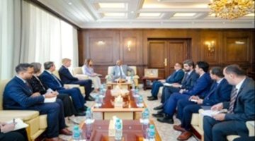 الرئيس القائد عيدروس الزُبيدي يستقبل مبعوث الأمين العام للأمم المتحدة ونائبه